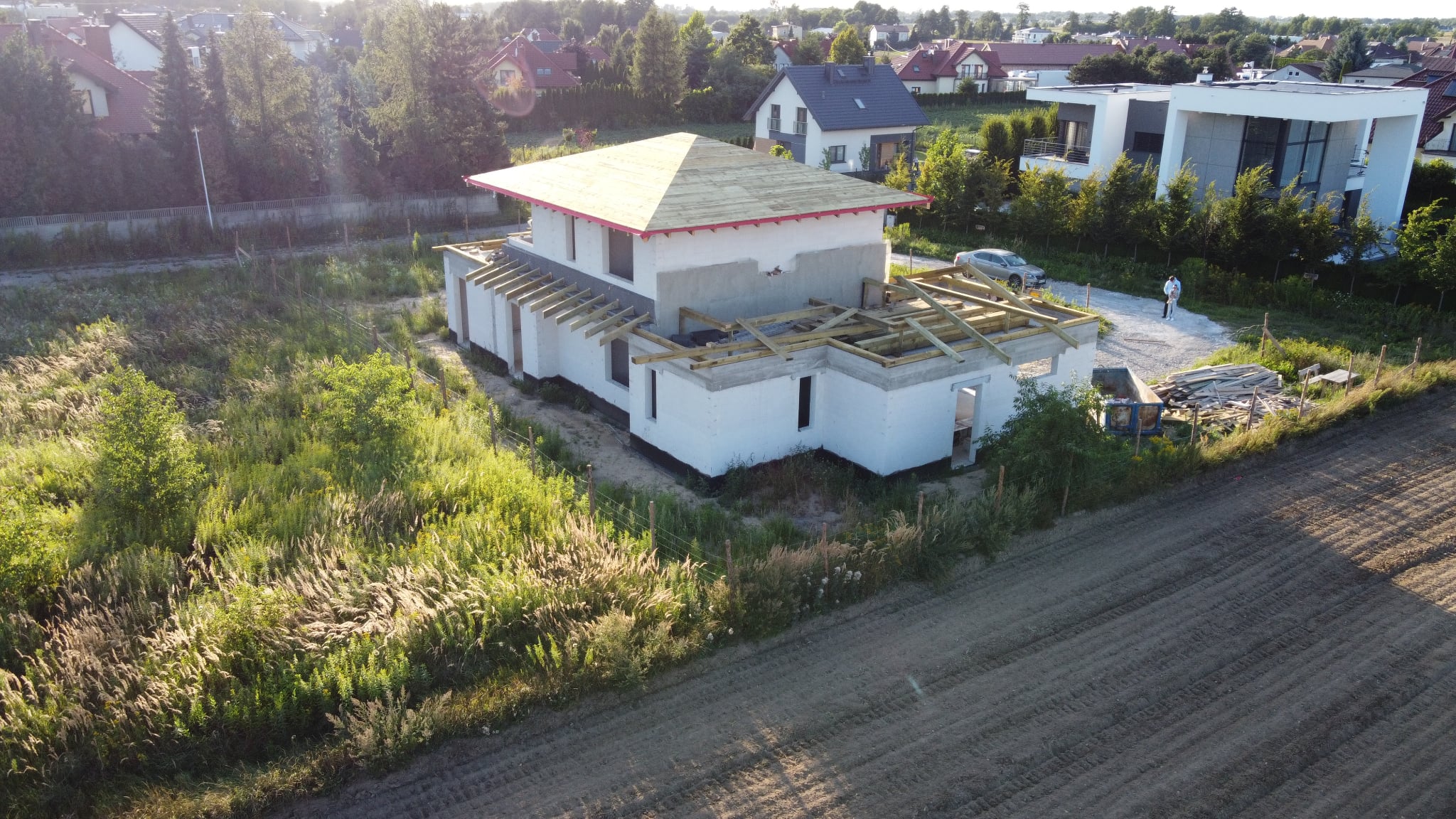 Widok z lotu ptaka na dom w budowie